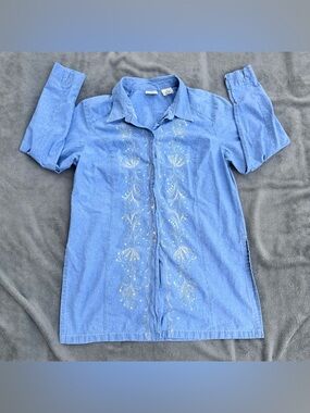 Vintage Classic Elements Women’s Embroidered Blue Button Up Cotton Shirt - Large
